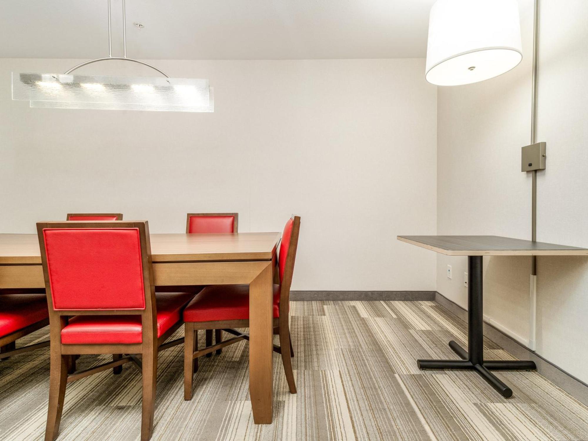 Holiday Inn Express & Suites Medicine Hat By Ihg Экстерьер фото