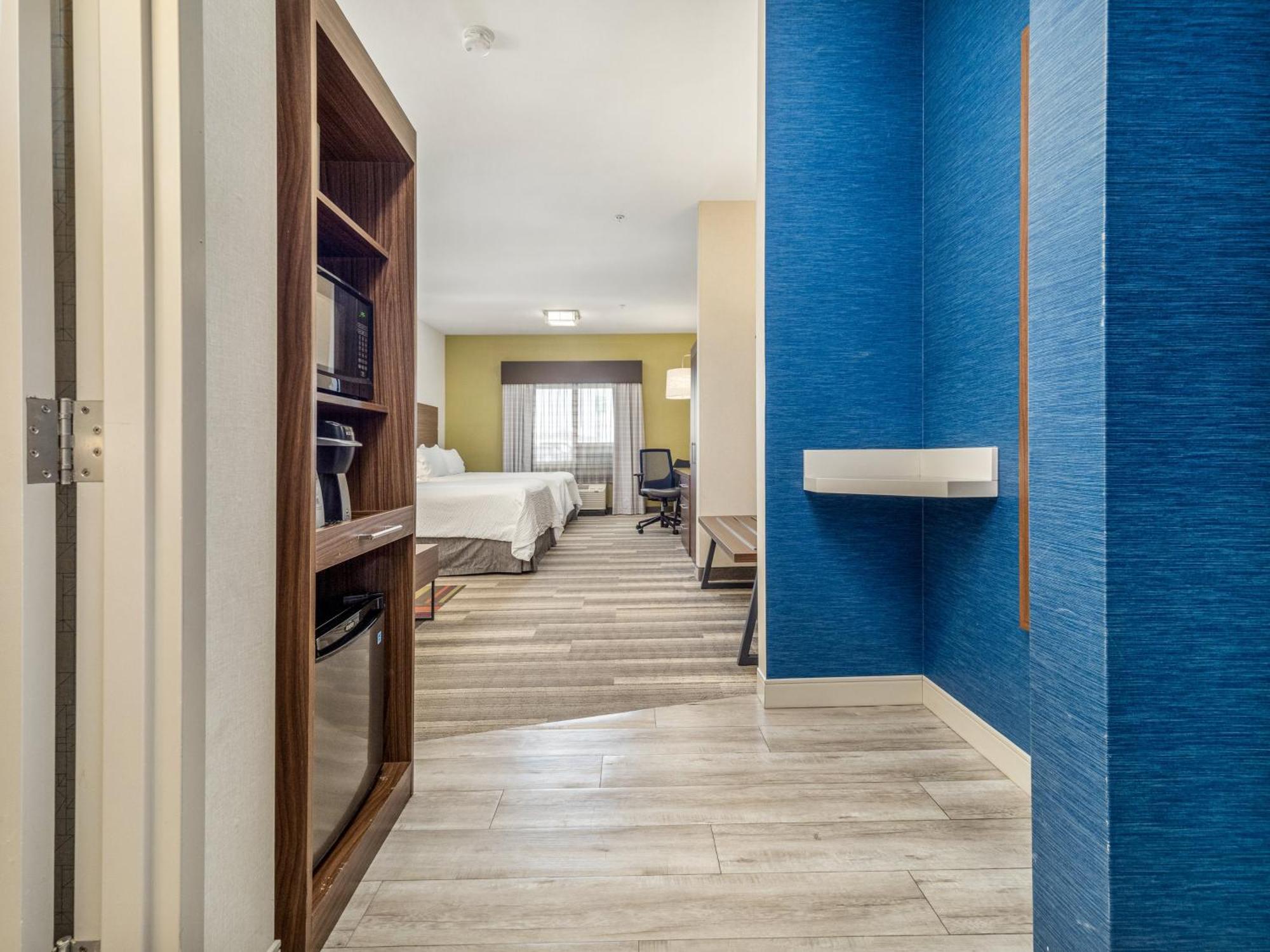 Holiday Inn Express & Suites Medicine Hat By Ihg Экстерьер фото